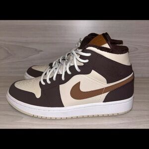 Jordan 1 Mid Women's 8 Cream Dark Chocolate.